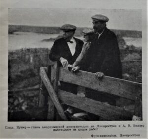 Il colonnello Hugh Lincoln Cooper insieme ad Alexander Vinter sulla diga (Wikimedia Commons)